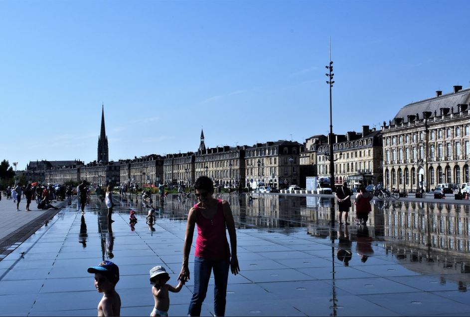 planifiez votre déménagement de bordeaux à lyon en toute sérénité. découvrez nos conseils et services pour un transport efficace et sans stress, que ce soit pour un déménagement résidentiel ou professionnel.