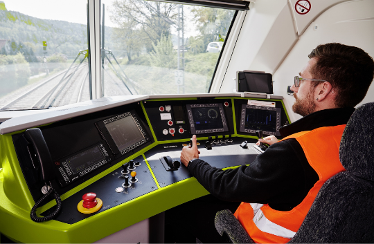 découvrez comment devenir conducteur de fret en suivant une formation spécialisée, en acquérant les compétences nécessaires et en passant les examens requis pour assurer le transport de marchandises en toute sécurité.