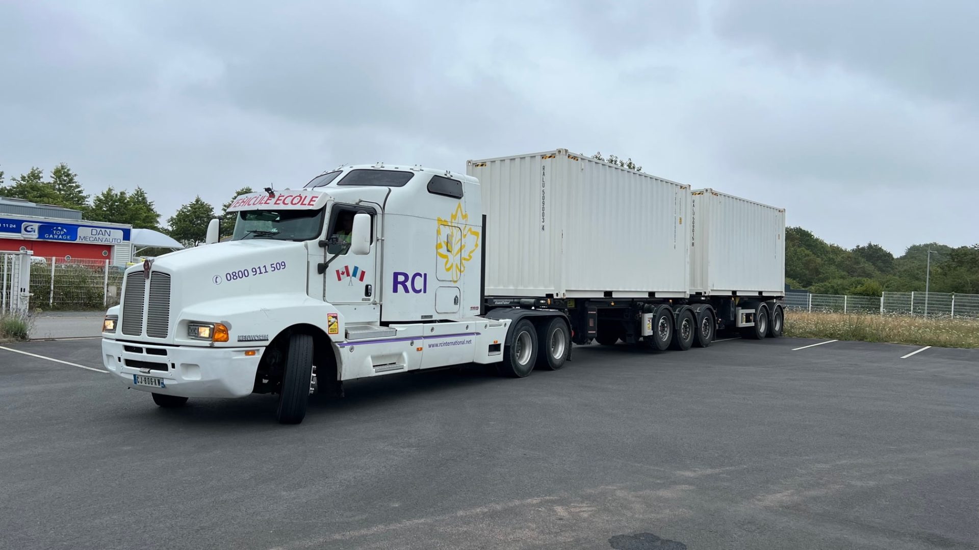 découvrez comment devenir conducteur routier au québec : étapes, formations nécessaires et conseils pratiques pour réussir dans cette carrière en pleine demande. apprenez à naviguer sur les routes du québec tout en profitant d'une profession enrichissante.