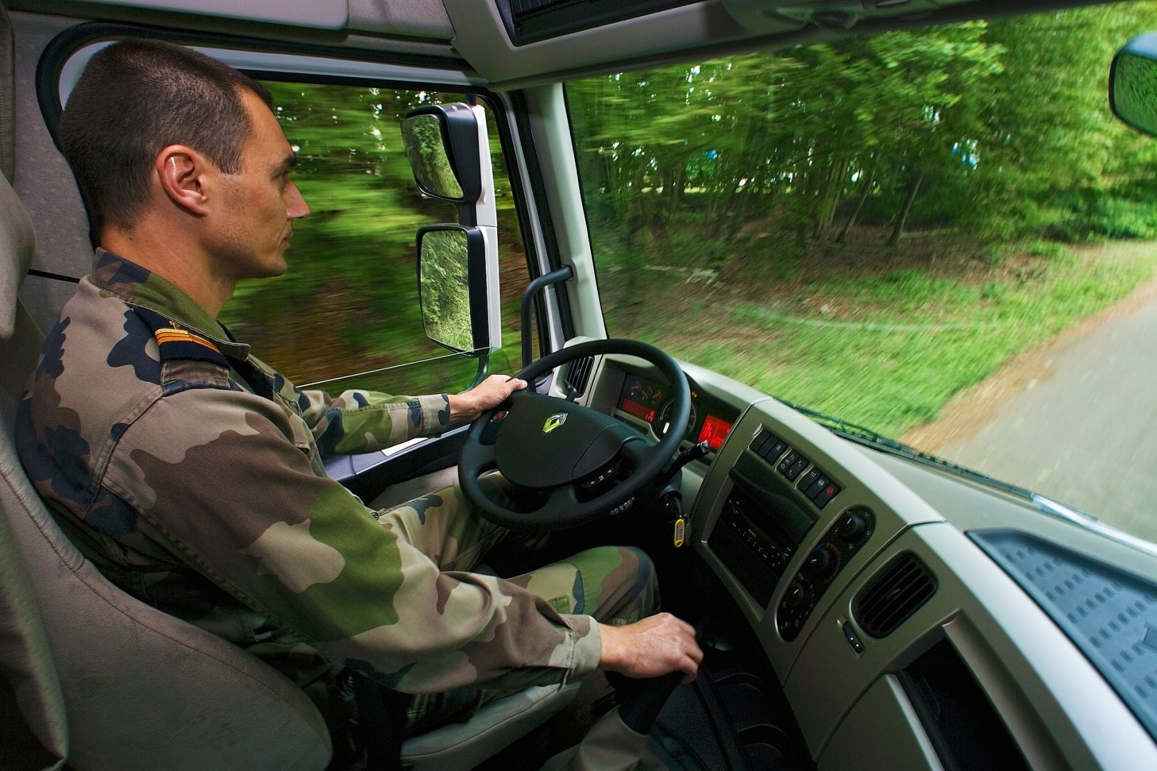 découvrez comment devenir chauffeur poids lourds en france. formations, exigences, et conseils pour réussir votre carrière dans le transport routier. embarquez dans une aventure professionnelle passionnante sur les routes !