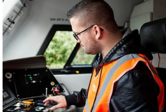 découvrez les étapes essentielles pour devenir conducteur, des formations nécessaires aux conseils pratiques pour réussir votre permis de conduire et prendre la route en toute confiance.