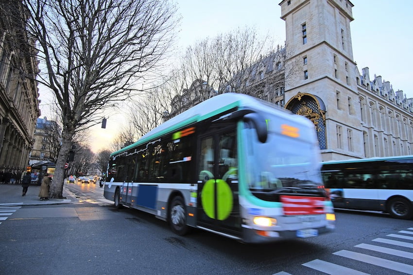 découvrez tous les moyens de transport à paris : métro, bus, tramway et taxis. facilitez vos déplacements dans la capitale française et explorez ses monuments emblématiques grâce à un réseau de transport pratique et varié.