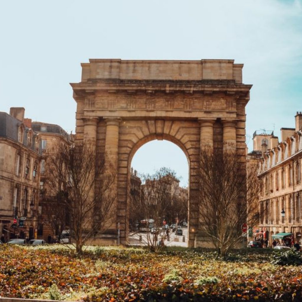 facilitez votre déménagement de paris à bordeaux avec nos services professionnels. profitez d'un accompagnement sur mesure, d'un transport sécurisé et d'une équipe expérimentée pour un changement de résidence serein.