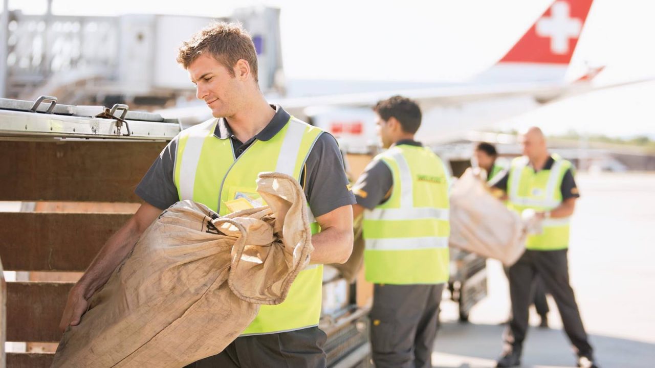 découvrez les services de livraison offerts par gls et la poste, deux leaders du secteur logistique en france. comparez leurs offres, tarifs et délais pour choisir le meilleur partenaire pour vos envois. profitez d'une livraison rapide et fiable avec des conseils pratiques pour optimiser vos expéditions.