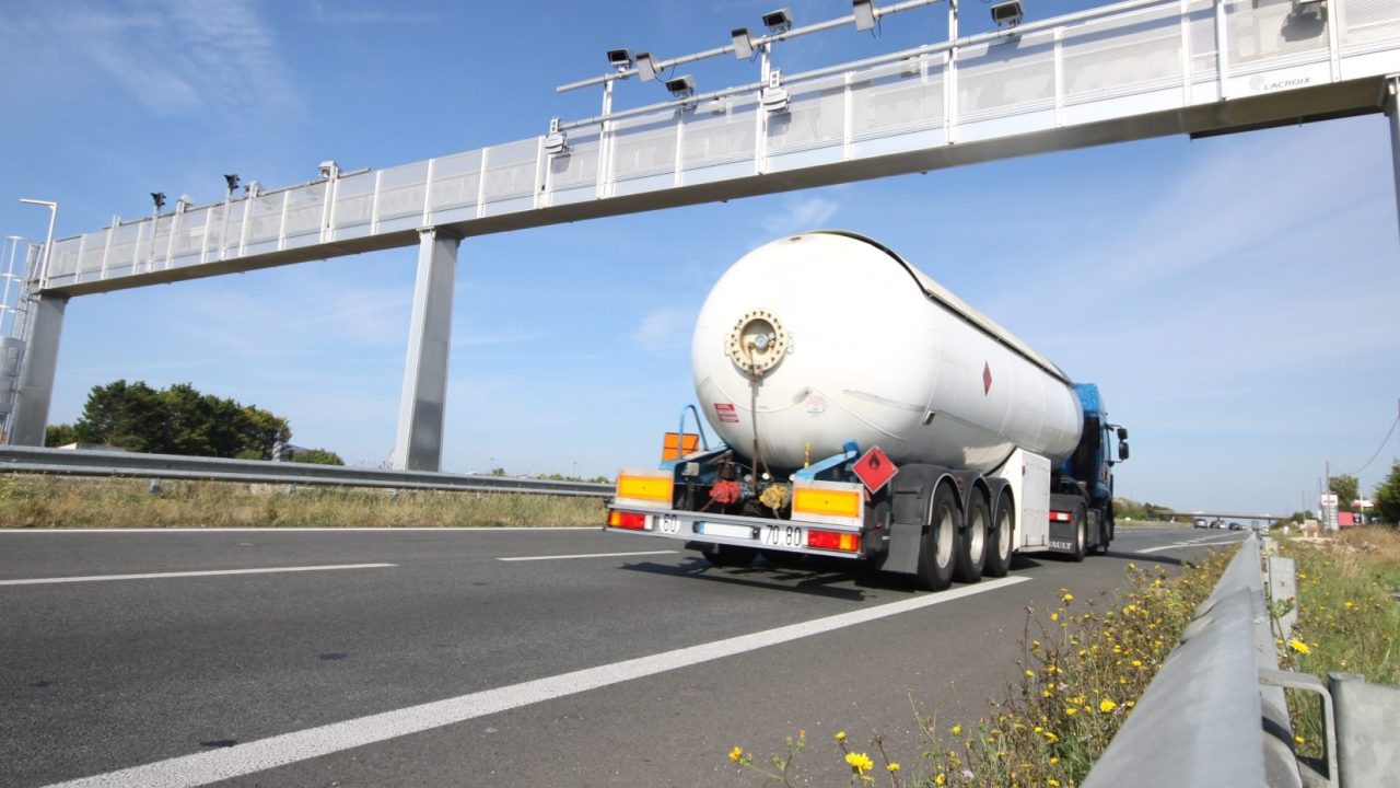 découvrez comment l'écotaxe transport impacte l'environnement et le secteur des transports. informez-vous sur les mesures mises en place pour encourager des pratiques plus durables et réduire les émissions de carbone grâce à cette taxe écologique.