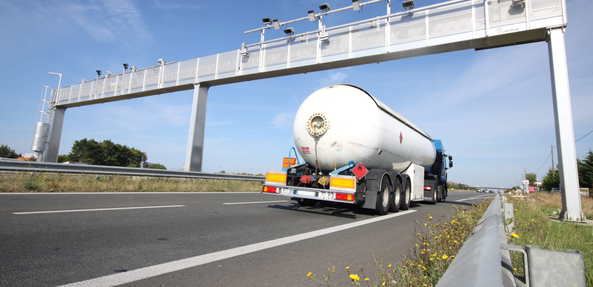 découvrez comment l'écotaxe transport impacte l'environnement et le secteur des transports. informez-vous sur les mesures mises en place pour encourager des pratiques plus durables et réduire les émissions de carbone grâce à cette taxe écologique.