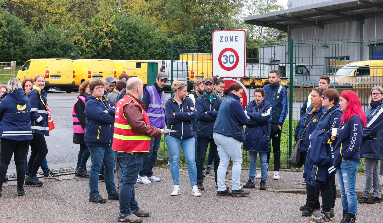 découvrez le quotidien des employés de la poste, leur rôle essentiel dans la distribution du courrier et des colis, ainsi que leur engagement envers le service public. plongez dans le monde des facteurs et des agents postaux pour mieux comprendre leurs missions et défis.