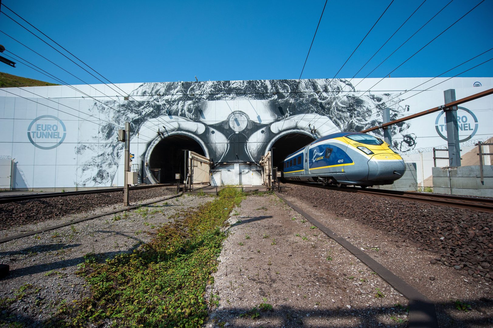 réservez votre trajet en shuttle entre l'angleterre et la france pour un voyage confortable et rapide. profitez de nos services fiables et découvrez les paysages magnifiques lors de votre traversée.