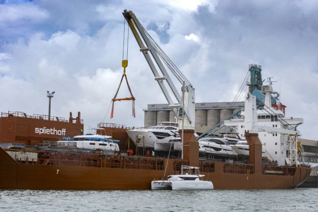 découvrez nos services professionnels de transport de bateaux, offrant sécurité et fiabilité pour tous vos déplacements nautiques. que ce soit pour un déménagement, une vente ou un entretien, nous prenons soin de votre bateau comme si c'était le nôtre.