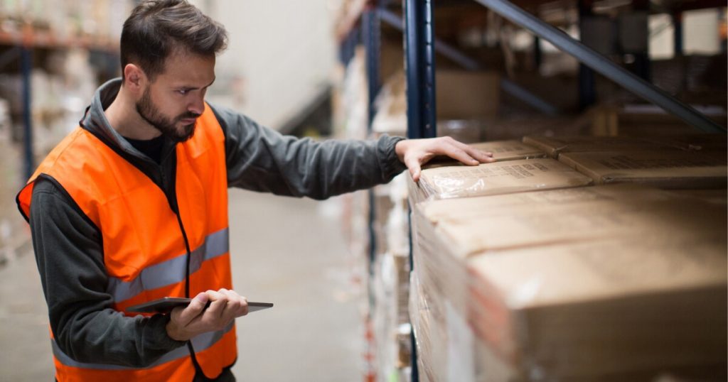 découvrez le rôle essentiel de l'affréteur dans la chaîne logistique. apprenez comment un affréteur gère le transport de marchandises, optimise les coûts et assure la sécurité des livraisons tout en garantissant des solutions adaptées à vos besoins.