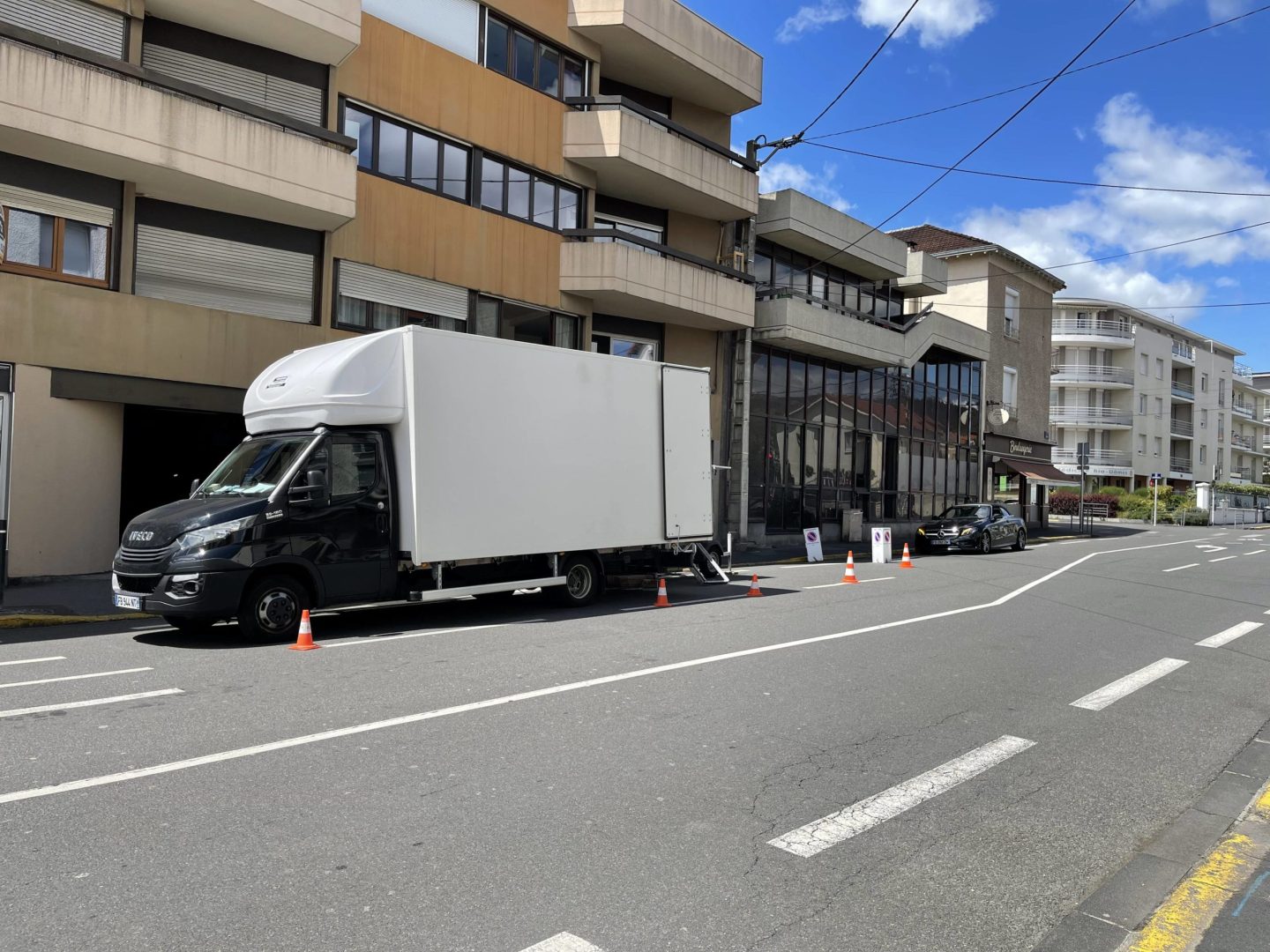 découvrez les nombreux avantages d'utiliser un camion déménageur pour votre déménagement. optimisez votre temps, réduisez les efforts et assurez la sécurité de vos biens grâce à un véhicule adapté à vos besoins.