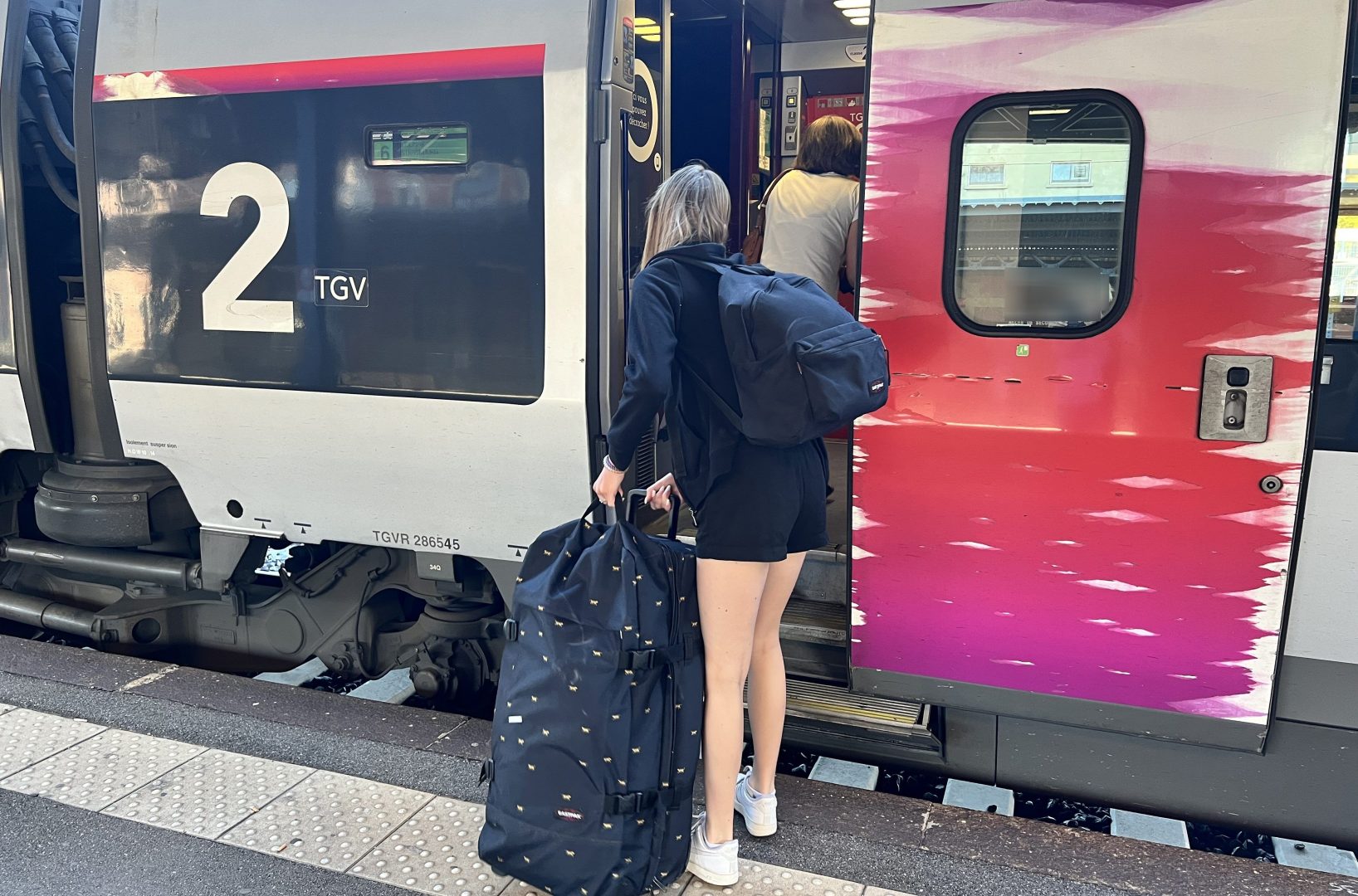 découvrez notre guide complet sur les bagages sncf : dimensions, poids autorisé, services spéciaux et conseils pratiques pour voyager sereinement avec vos effets personnels en train. préparez votre voyage en toute simplicité !