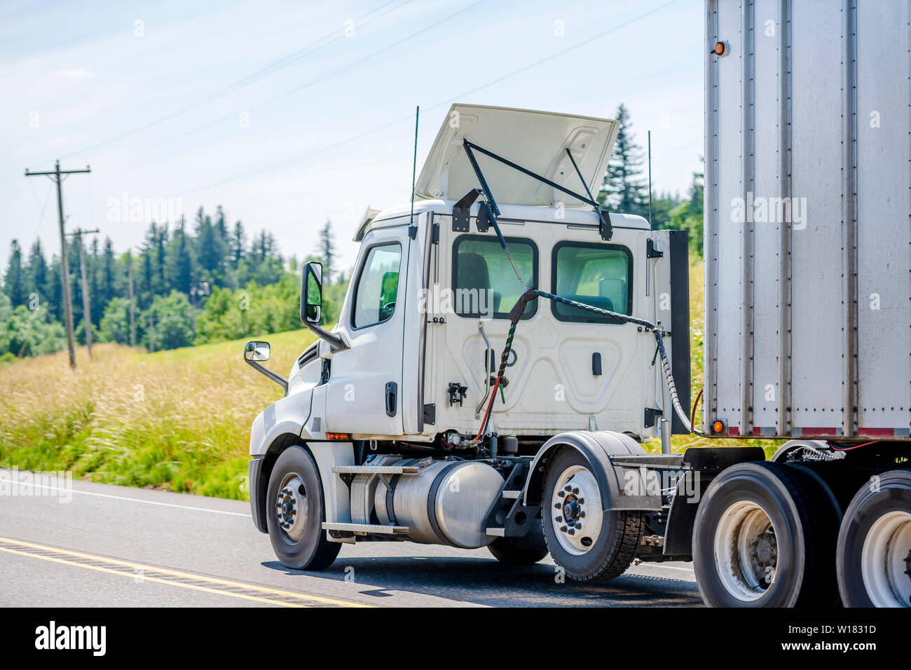 découvrez notre service de camion semi pour déménagement, idéal pour transporter vos biens en toute sécurité et efficacité. profitez d'un service fiable et adapté à vos besoins pour un déménagement sans stress.