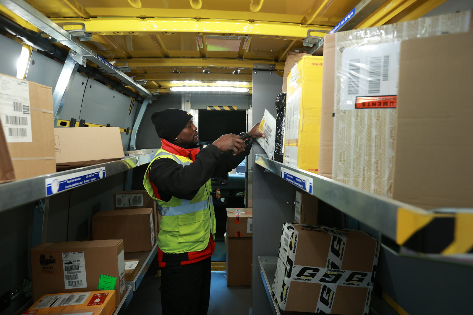 découvrez notre service de livraison rapide et fiable avec dhl. suivez vos colis en temps réel et profitez d'une expédition sécurisée vers la destination de votre choix. faites confiance à dhl pour vos envois nationaux et internationaux.