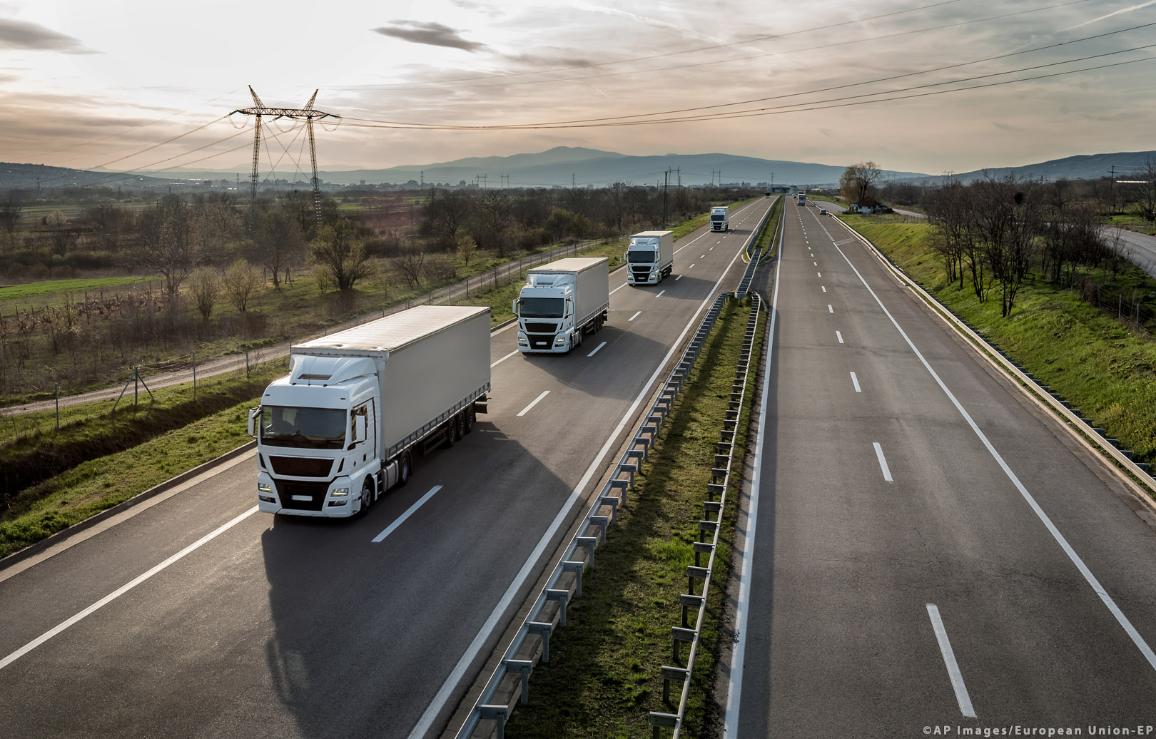 découvrez l'importance de la communication routière pour assurer la sécurité et la fluidité du trafic. apprenez comment des panneaux, des signaux et des technologies avancées collaborent pour guider les conducteurs et réduire les risques d'accidents.