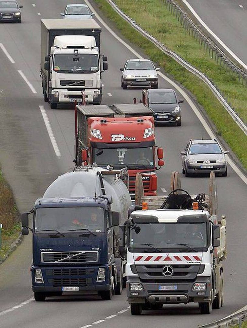 découvrez l'importance de la communication routière pour assurer la sécurité et la fluidité du trafic. explorez les différents moyens de communication utilisés sur les routes, des panneaux de signalisation aux systèmes de navigation modernes, et améliorez votre compréhension des normes et pratiques en matière de sécurité routière.