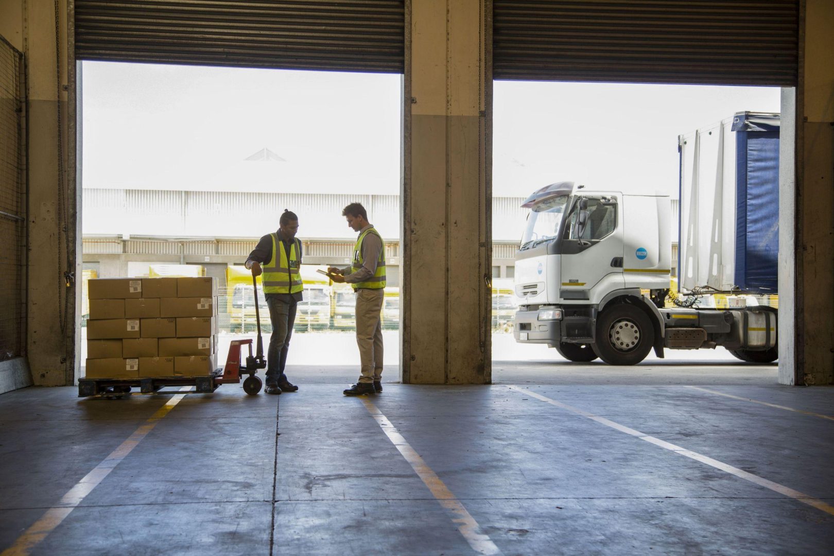 découvrez le transport cross dock, une méthode efficace qui optimise la logistique en minimisant les temps de stockage. profitez d'une gestion fluide des marchandises entre les fournisseurs et les clients pour garantir des livraisons rapides et fiables.