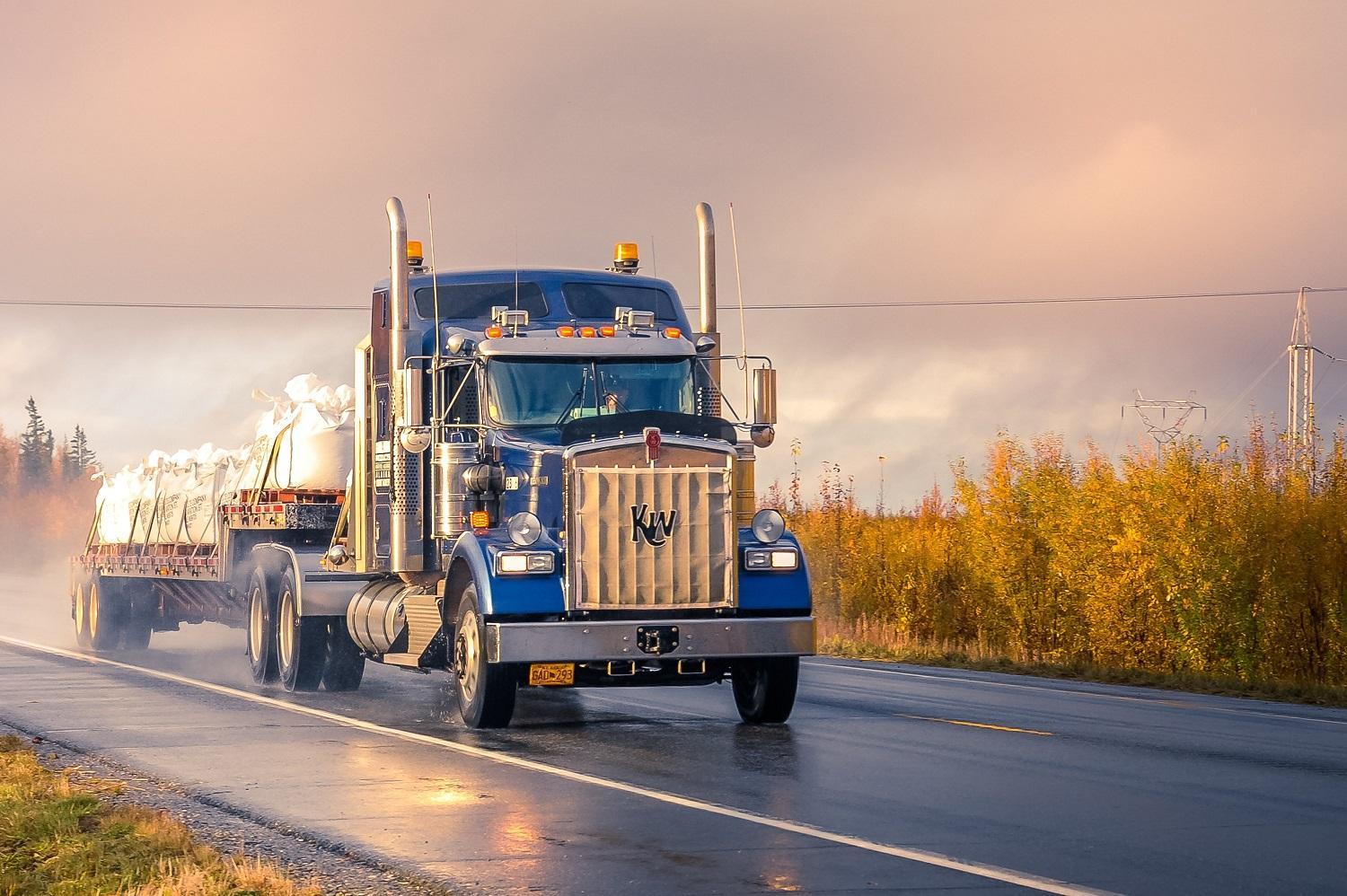 découvrez la définition du transport, un concept essentiel qui désigne le déplacement de personnes ou de biens d'un endroit à un autre. apprenez les différents modes de transport, leurs caractéristiques et leur impact sur notre quotidien.