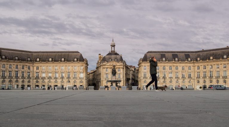 découvrez nos conseils pratiques pour un déménagement réussi à bordeaux. apprenez à organiser votre déménagement, à choisir les bonnes entreprises, et à optimiser vos préparatifs pour une transition en toute sérénité.