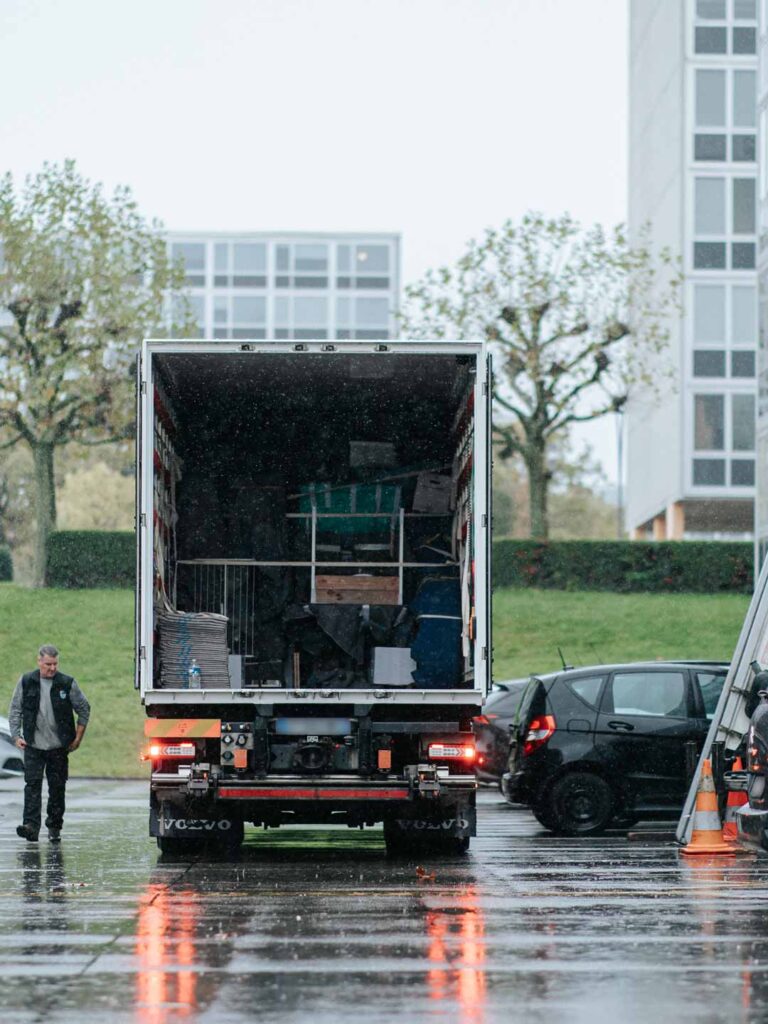 découvrez nos solutions complètes pour un déménagement réussi de la france vers la suisse. bénéficiez d'un service sur mesure, d'une expertise logistique et de conseils personnalisés pour faciliter votre transition tout en respectant votre budget.