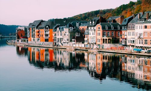 découvrez les conseils essentiels pour réussir votre déménagement de la france vers la suisse. informez-vous sur les démarches administratives, les astuces pour un transport efficace et les différences culturelles à prendre en compte pour un transfert serein et réussi.