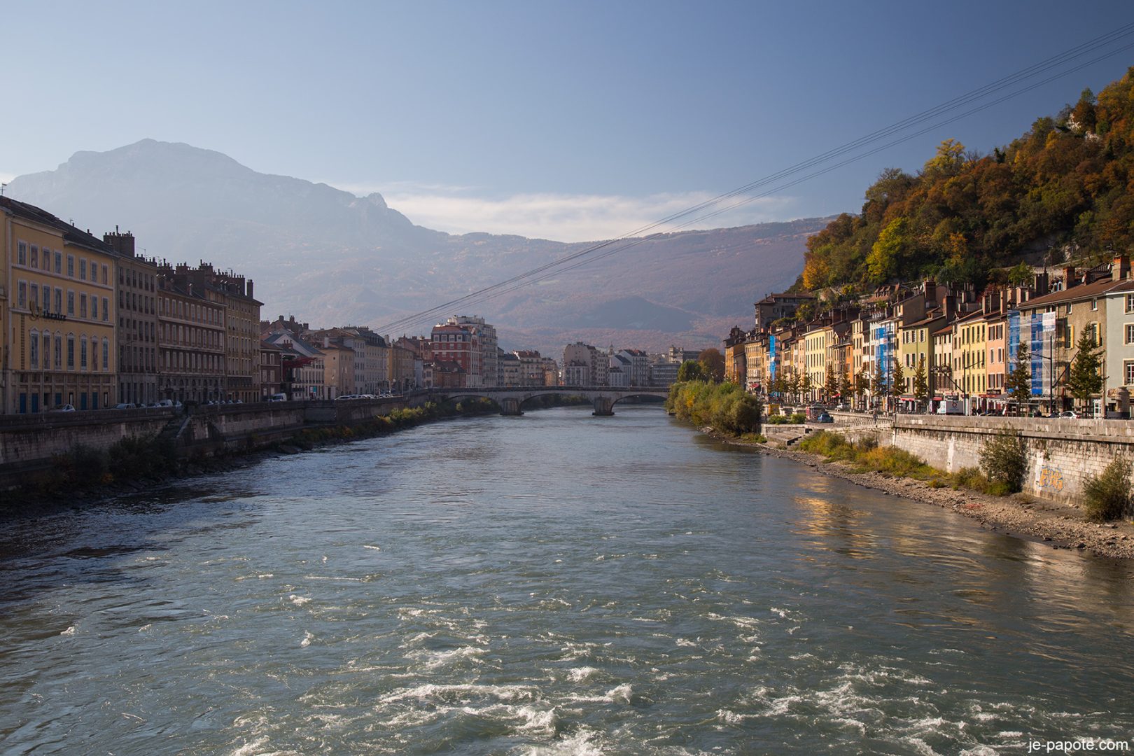 découvrez notre service de déménagement de grenoble à paris, alliant professionnalisme et efficacité. profitez d'un déménagement sans stress grâce à notre équipe expérimentée, spécialisée dans le transport de vos meubles et effets personnels en toute sécurité.