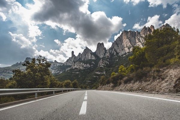 découvrez les meilleures options de déplacements en espagne pour explorer ce pays riche en culture, paysages et gastronomie. que ce soit par train, voiture ou transports en commun, planifiez vos trajets pour un voyage inoubliable.