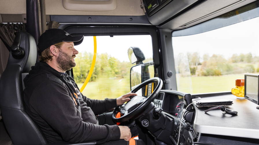 découvrez comment devenir chauffeur routier : formations, compétences requises, avantages et défis de ce métier passionnant. lancez votre carrière sur les routes aujourd'hui !