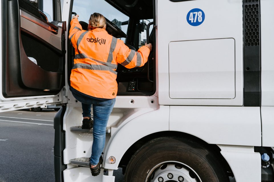 découvrez comment devenir chauffeur routier en france : formations, permis, métiers et perspectives d'emploi. lancez votre carrière sur les routes et explorez un secteur en pleine croissance.