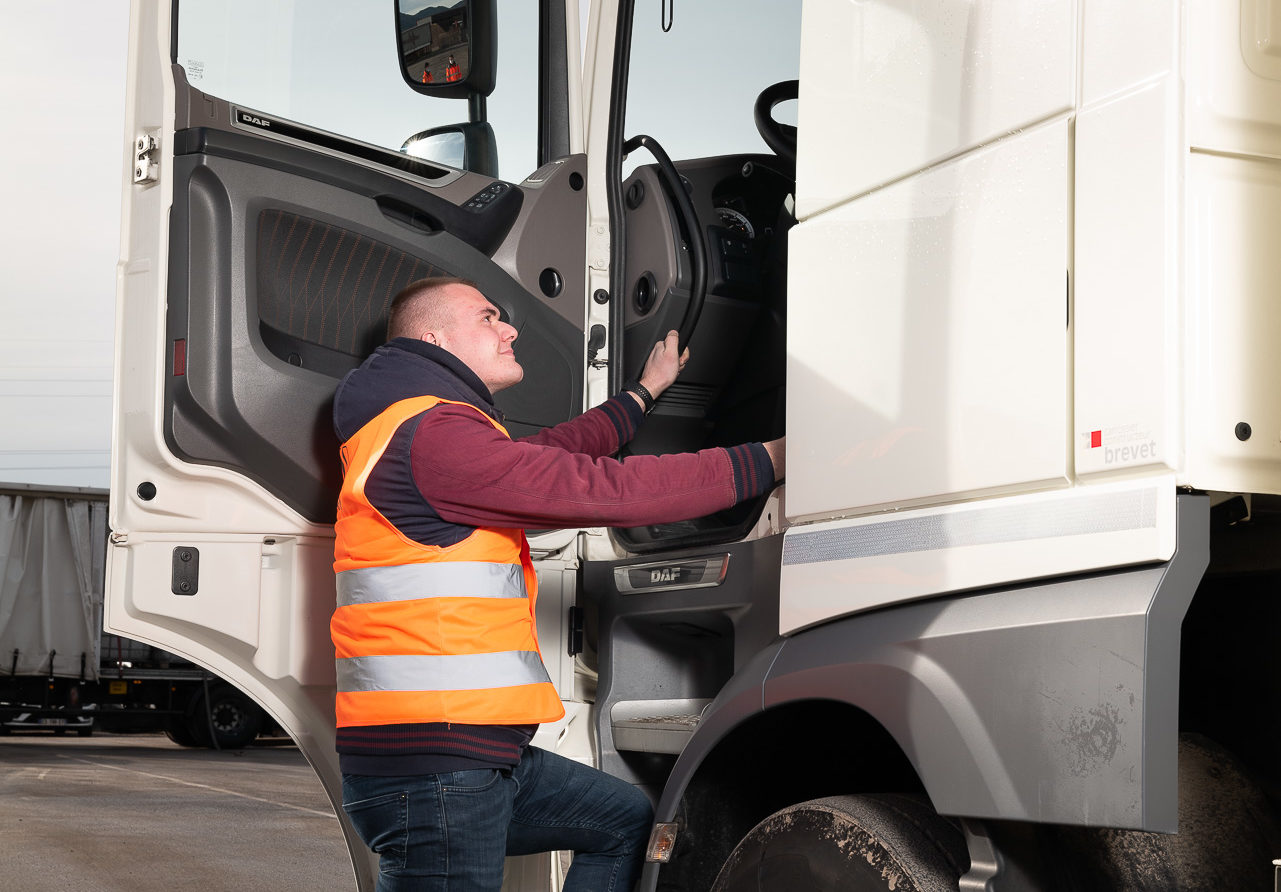 découvrez comment devenir chauffeur routier et explorez les étapes nécessaires pour réussir dans ce métier passionnant. apprenez les compétences requises, les formations disponibles et les opportunités de carrière qui vous attendent sur la route.