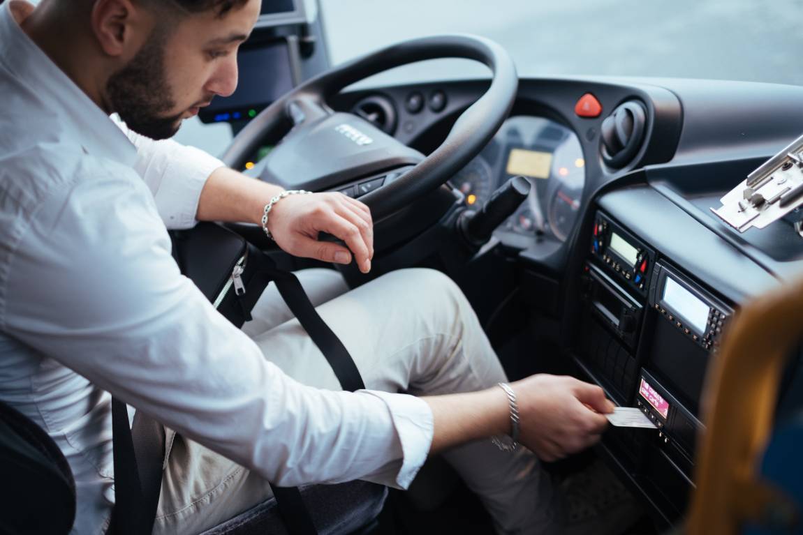 découvrez comment devenir conducteur de fret, un métier passionnant au cœur de la logistique. apprenez les étapes essentielles pour obtenir votre permis, acquérir les compétences nécessaires et débuter une carrière stimulante dans le transport de marchandises.