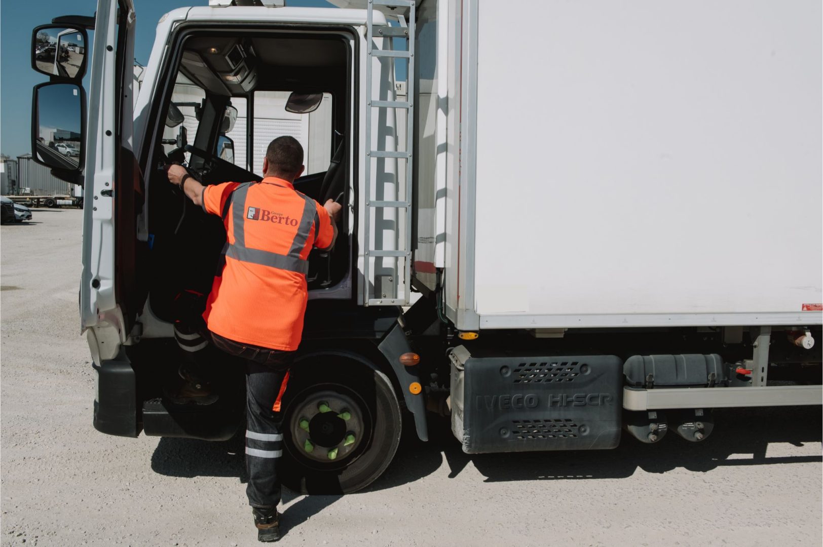 découvrez comment devenir transporteur routier et lancez votre carrière dans le secteur du transport. apprenez les étapes clés, les formations nécessaires et les conseils pratiques pour réussir dans ce métier dynamique et essentiel.