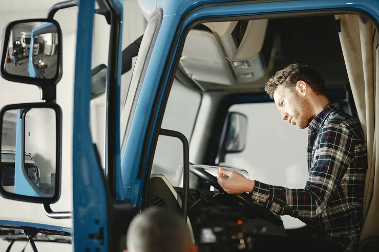 découvrez comment devenir transporteur routier : étapes, formations nécessaires, et conseils pratiques pour réussir dans ce secteur dynamique. informez-vous sur les exigences légales, les compétences clés et les opportunités professionnelles qui vous attendent dans le transport routier.