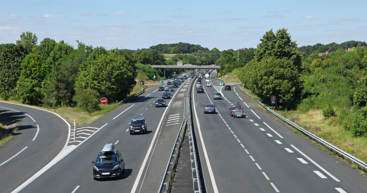 découvrez les enjeux majeurs du transport routier en france : impact environnemental, sécurité routière, évolutions technologiques et défis logistiques. informez-vous sur les solutions durables pour un transport efficace et responsable.