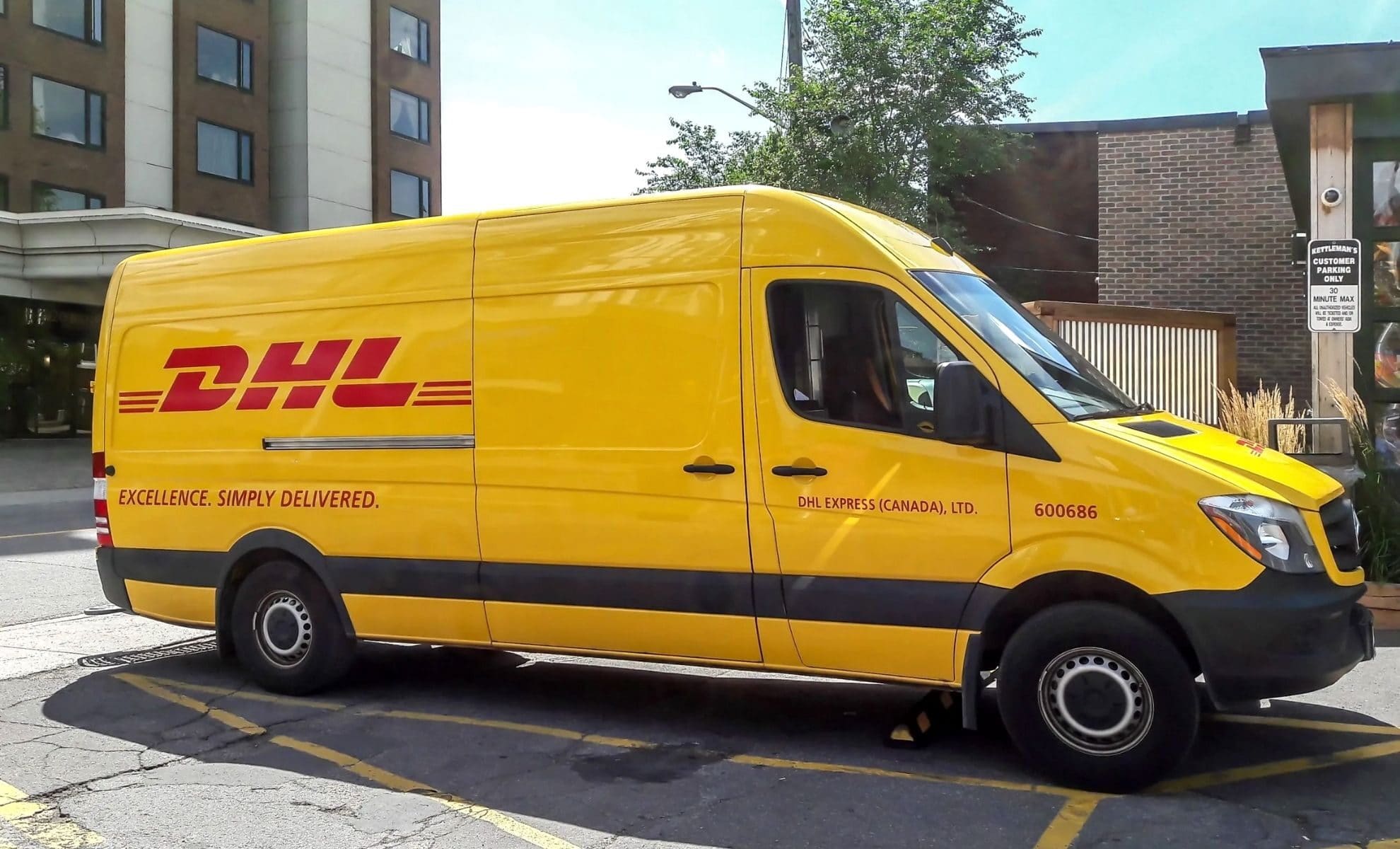 découvrez comment envoyer vos colis facilement avec dhl. profitez de services rapides et fiables pour vos envois nationaux et internationaux. suivez vos expéditions en temps réel et bénéficiez d'une assistance dédiée.