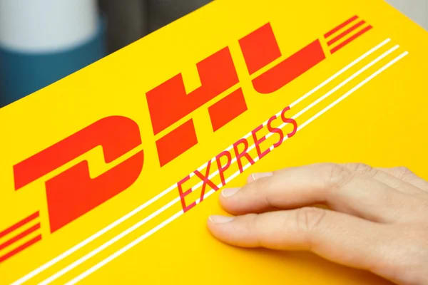 découvrez le fonctionnement de dhl, le leader mondial de la logistique et du transport express. apprenez comment dhl gère ses opérations, de la collecte des colis à leur livraison, en passant par les solutions de suivi et d'expédition. optimisez votre expérience d'envoi avec des conseils et des informations pratiques.