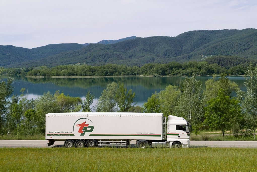 découvrez le fonctionnement du transport routier : principes, acteurs clés, et enjeux logistiques. apprenez comment ce mode de transport essentiel contribue à la mobilité des biens et des personnes à travers le monde.