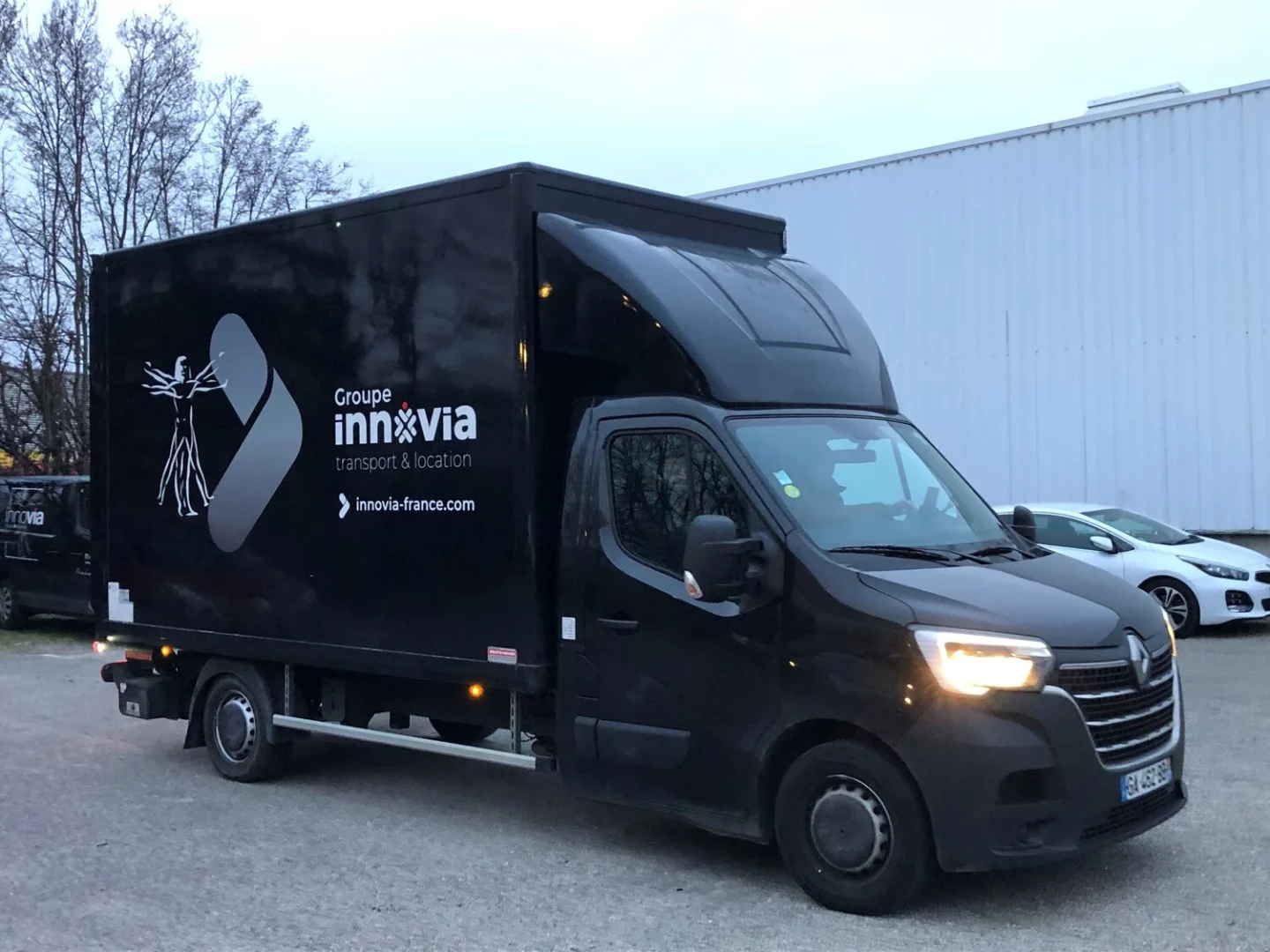 découvrez notre service de location de camionnette avec chauffeur pour tous vos besoins de transport. profitez d'une solution pratique et sécurisée pour déménager, transporter des marchandises ou effectuer des livraisons. réservez dès maintenant et bénéficiez d'un service fiable et professionnel.