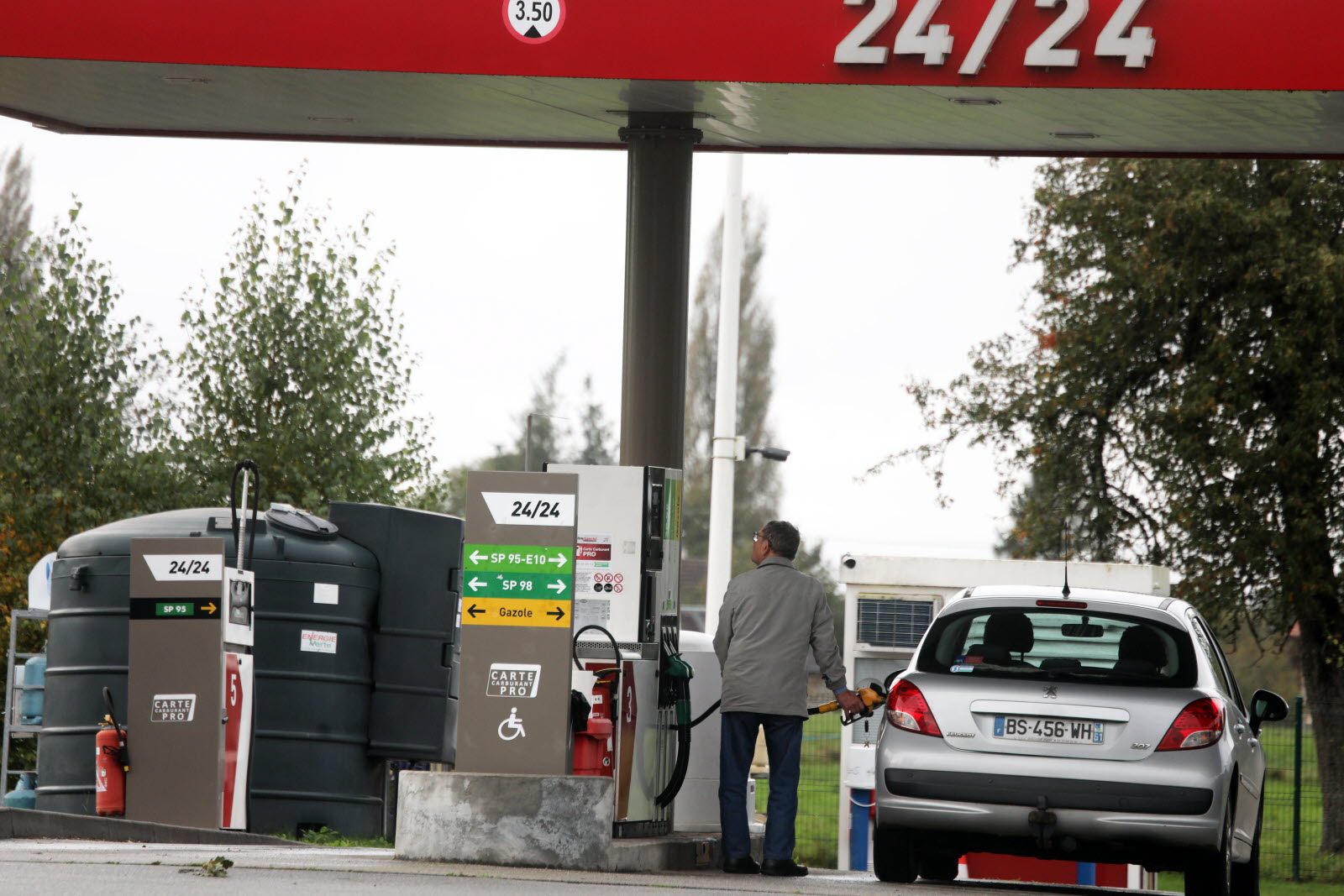 découvrez les dernières tendances et fluctuations des prix de l'essence en france. restez informé sur les tarifs pour mieux gérer votre budget automobile.