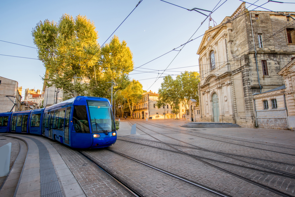 découvrez le tram vers palavas, votre moyen de transport pratique et agréable pour rejoindre cette charmante station balnéaire. profitez de la découverte du littoral tout en évitant les tracas de la circulation et du stationnement. parfait pour une journée en famille ou entre amis !