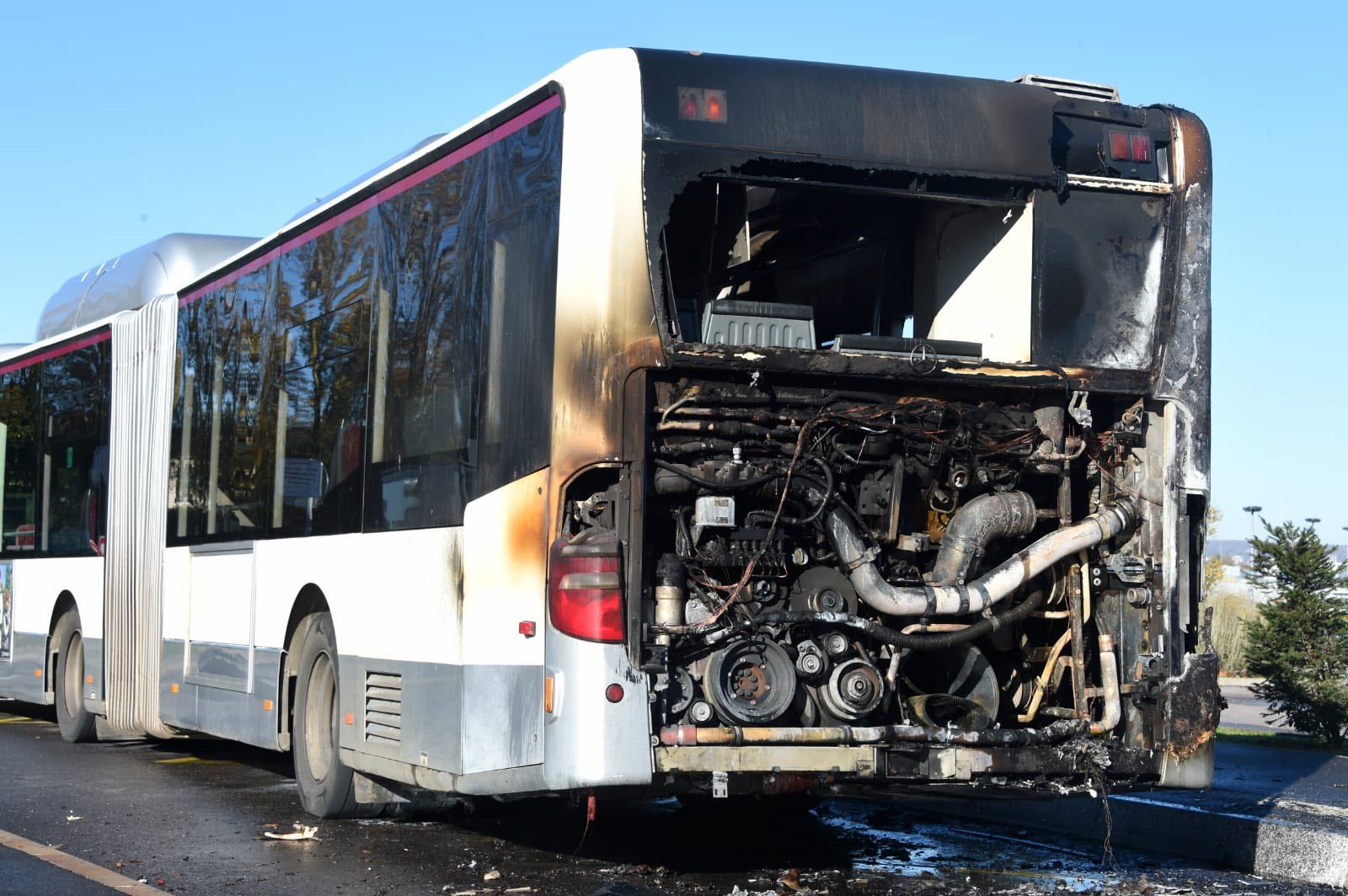 découvrez nos services de transport de moteur, offrant une solution sécurisée et fiable pour le déplacement de vos moteurs. profitez d'une expertise professionnelle et d'une logistique adaptée à vos besoins, que ce soit pour des moteurs industriels, automobiles ou marins.