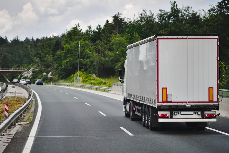 découvrez les solutions de transport routier fiables et efficaces pour tous vos besoins logistiques. profitez de notre expertise pour assurer la livraison rapide de vos marchandises au meilleur prix.