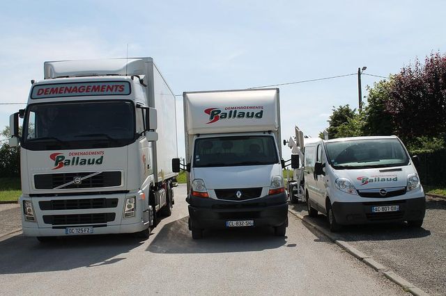 découvrez nos services de transport routier spécialisés dans le déménagement. profitez d'une solution efficace, rapide et sécurisée pour votre prochain déménagement. nous vous accompagnons dans chaque étape pour garantir un transfert sans stress de vos biens. contactez-nous pour un devis personnalisé!