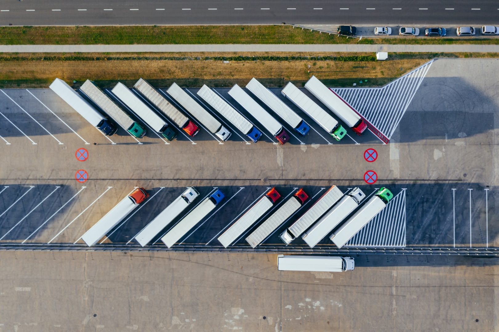 découvrez comment optimiser votre logistique avec des solutions de transport routier efficaces, garantissant des livraisons rapides et fiables tout en réduisant les coûts.