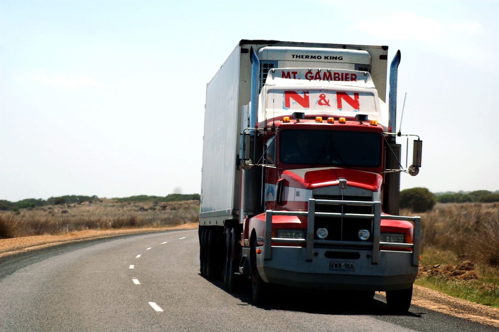 découvrez nos services de transporteur professionnels pour tous vos besoins logistiques. que ce soit pour le transport national ou international, nous garantissons une livraison rapide, fiable et sécurisée de vos marchandises. faites confiance à notre expertise pour simplifier vos opérations de transport.