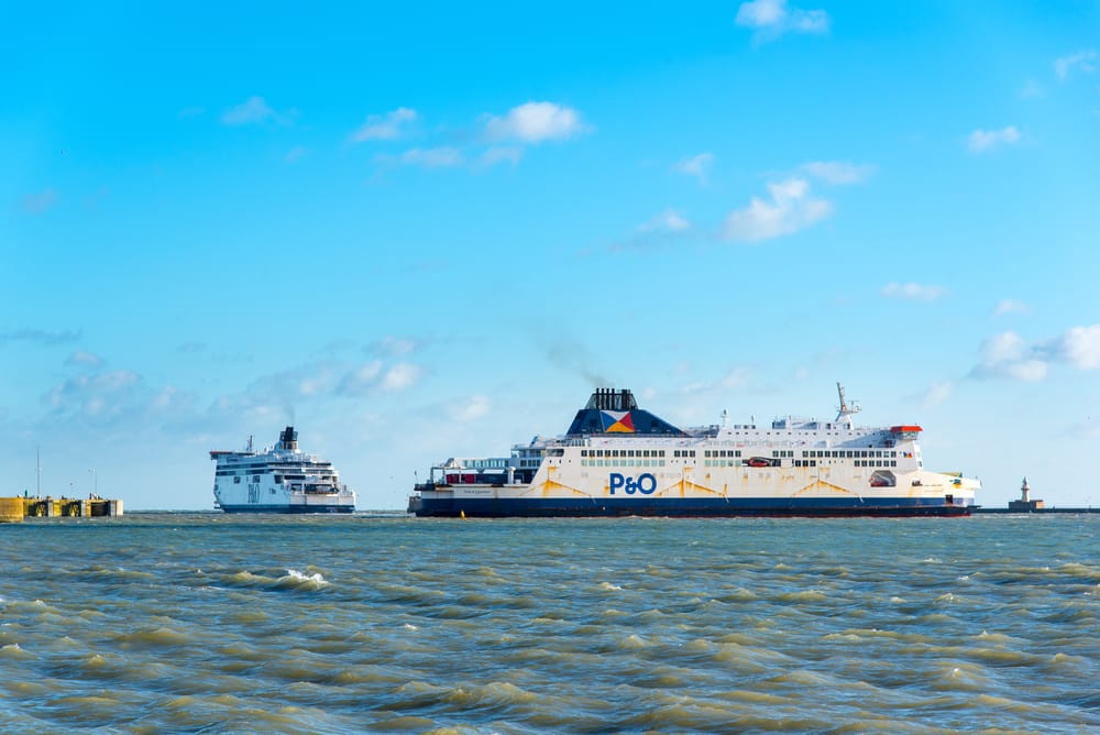 découvrez les différents moyens de transport entre la france et l'angleterre, allant des ferries aux trains sous la manche, pour un voyage rapide et confortable. explorez les options, les tarifs et les conseils pratiques pour traverser la manche en toute simplicité.