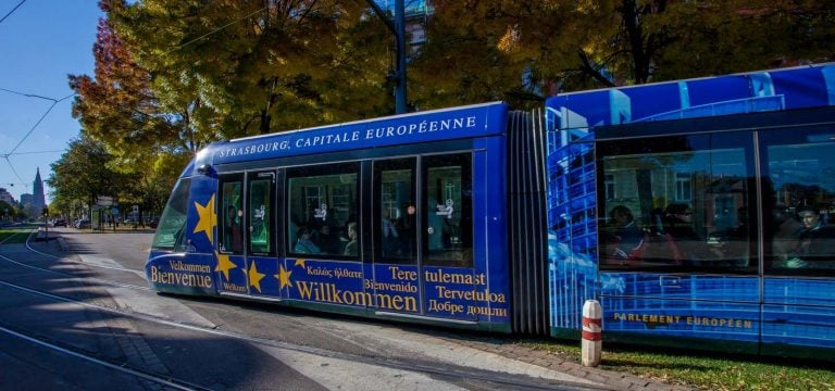 découvrez les différentes options de transports à strasbourg : tram, bus, vélo et biens d'autres. facilitez vos déplacements dans cette ville dynamique avec des informations sur les horaires, les tarifs et les meilleures solutions pour explorer strasbourg en toute simplicité.