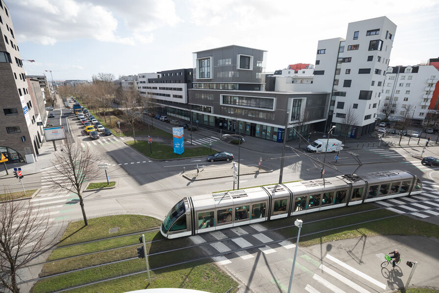 découvrez les moyens de transport à strasbourg : tram, bus, vélo et marche. explorez la ville facilement grâce à un réseau de transport efficace et des solutions écologiques.