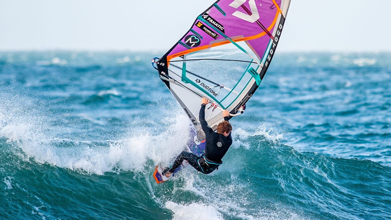 découvrez notre guide complet pour envoyer votre voile de windsurf avec précision. apprenez les techniques essentielles, les conseils de professionnels et les meilleurs équipements pour maximiser votre expérience sur l'eau.