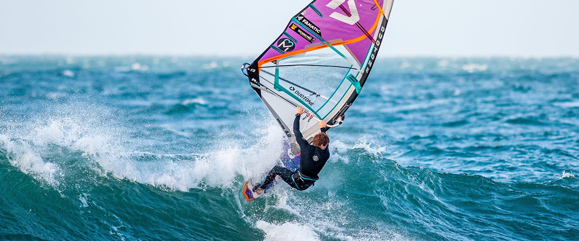 découvrez notre guide complet pour envoyer votre voile de windsurf avec précision. apprenez les techniques essentielles, les conseils de professionnels et les meilleurs équipements pour maximiser votre expérience sur l'eau.